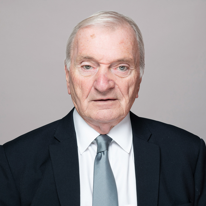Professional linkedin headshot for Melbourne barrister with engaging expression. He wears a pale blue tie matching his eye colour, alongside a white shirt and navy blazer.
